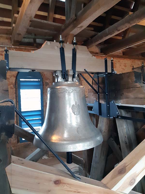Glocke mit goldener Schrift