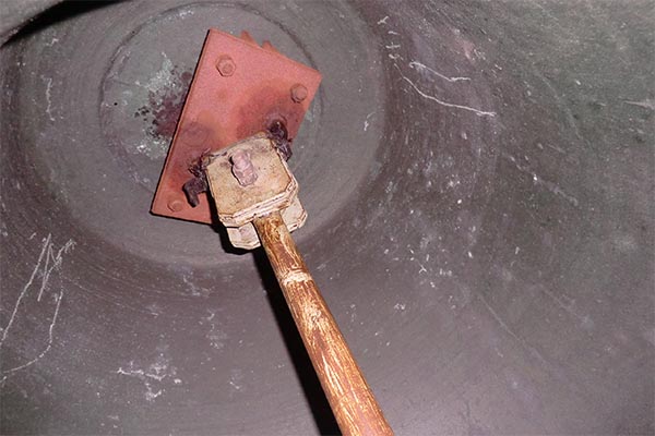 Aufhängung Klöppel mit Lederband