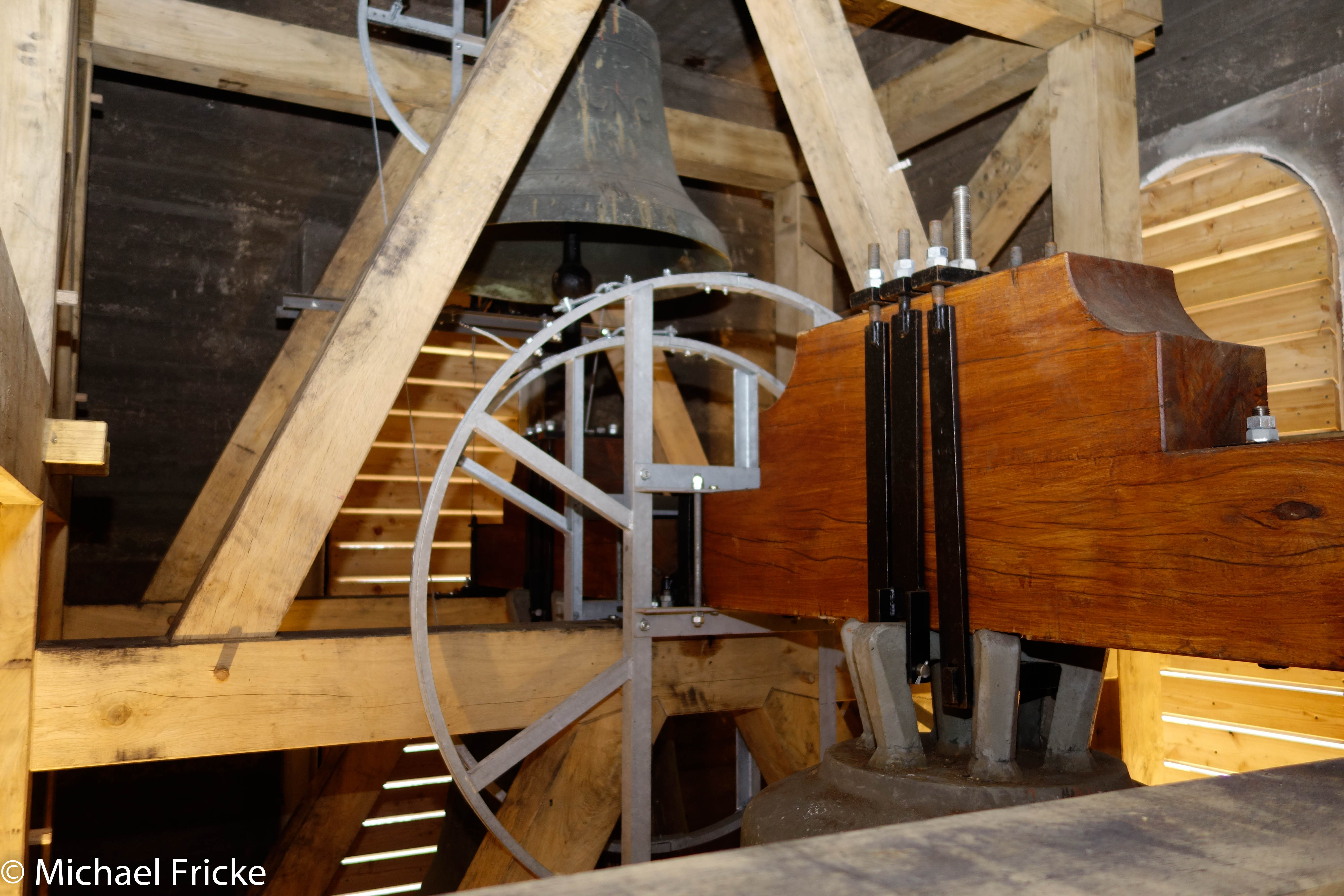Glockenanlage im Holzglockenstuhl mit Holzjoch